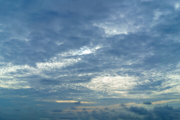 空模様　雲の多い空の太陽光