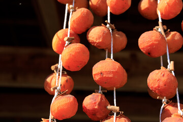 軒先に吊るされた干し柿