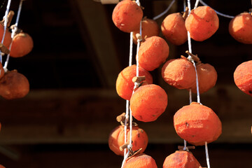 軒先に吊るされた干し柿