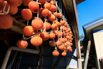 軒先に吊るされた干し柿