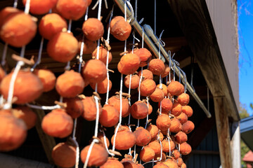 軒先に吊るされた干し柿