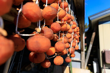 軒先に吊るされた干し柿