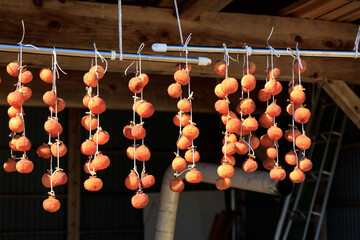 軒先に吊るされた干し柿