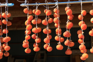 軒先に吊るされた干し柿