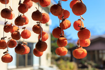 軒先に吊るされた干し柿