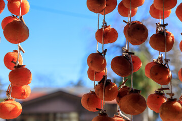 軒先に吊るされた干し柿