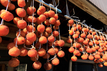 軒先に吊るされた干し柿