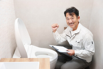 トイレの点検をする水道工事業者