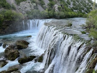 Obraz premium Visoki buk waterfall on Zrmanja river (Velebit Nature Park, Croatia) - Wasserfall Visoki buk am Fluss Zrmanja (Naturpark Velebit, Kroatien) - Slap Visoki buk na rijeci Zrmanji (Park prirode Velebit)