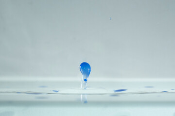 farbe tropfen wasser blau