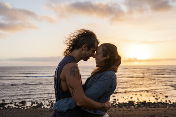 Pareja disfrutando en las salinas de Janubio son unas salinas del municipio de Yaiza en el Suroeste de Lanzarote en las islas Canarias