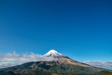 Fototapeta premium Fotografía del Monte Taranaki en Nueva Zelanda.