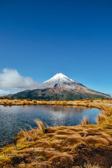 Fotografía del Monte Taranaki con su reflejo en el Pouakai Tarns en Nueva Zelanda.