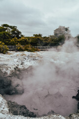 Fotografía de la actividad geotermal en Wai O Tapu Park, Rotorua, Nueva Zelanda.