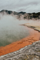 Fotografía de la actividad geotermal en Wai O Tapu Park, Rotorua, Nueva Zelanda.