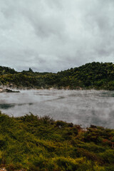 Fotografía del Waimangu Volcanic Valley en Rotorua, Nueva Zelanda.