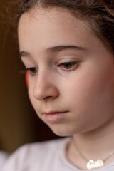 Primo piano del viso di una bambina di dieci anni.