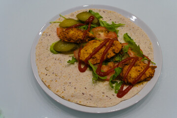 domowej roboty tortilla z grillowanym kurczakiem © Shock0991