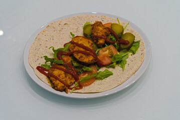 domowej roboty tortilla z grillowanym kurczakiem © Shock0991