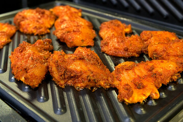 surowa pierś z kurczaka w przyprawach grilluje się na elektrycznym grillu © Shock0991