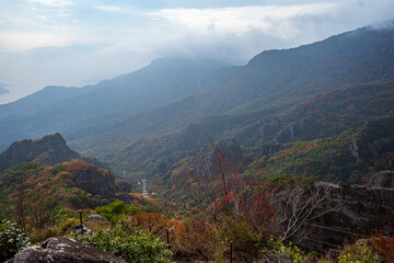 Fototapeta premium 日本の香川県の小豆島の寒霞渓の秋の美しい紅葉