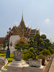 Obraz premium Chakri Maha Prasat Hall at Bangkok's Grand Palace with Lush Gardens, Thailand