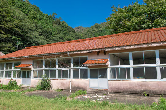 廃小学校の校舎の外観