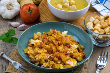 Huevos rotos con chorizo al estilo de la islas Canarias