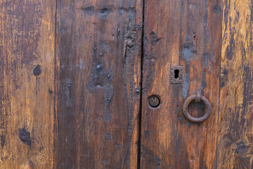 Detalle de una vieja puerta de madera 