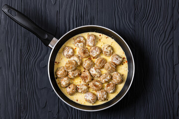 Ground poultry meatballs in a white cream gravy