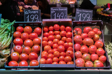 Tomates, diferentes variedades en el puesto de un mercado de barrio.
