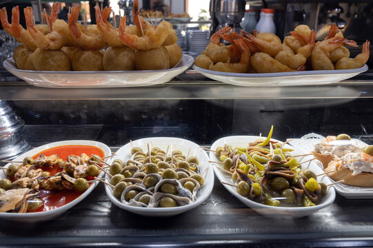 Tipicos pinchos espa&ntilde;oles en la barra de un bar.