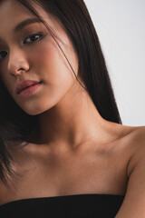 Naklejka premium 若いアジア女性の雰囲気のあるビューティーポートレート