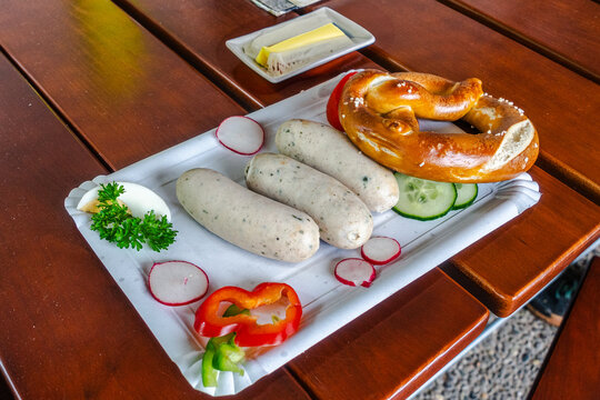 Bayerische Brotzeit: Wei&szlig;wurst und Bretze auf einem Pappteller