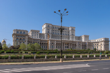 Edificio del Parlamento en el centro urbano de la ciudad de Bucarest, capital de Rumanía