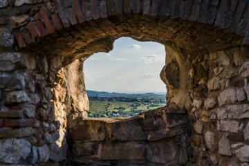 Naklejka premium Ausblick durch ein Burgfenster auf der Burgruine Hohenstaufen im Abendlicht