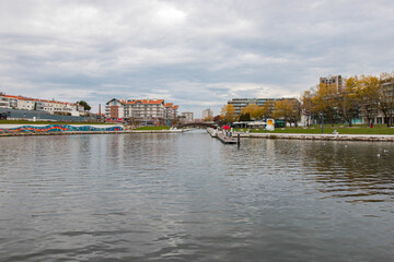 Paisagem serena vista do Cais da Fonte Nova, Aveiro, com seus canais tranquilos, barcos coloridos e arquitetura típica, refletindo a beleza única e o charme pitoresco da cidade portuguesa