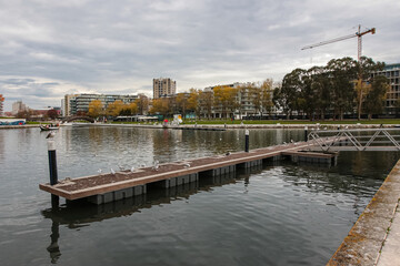 Paisagem serena vista do Cais da Fonte Nova, Aveiro, com seus canais tranquilos, barcos coloridos e arquitetura típica, refletindo a beleza única e o charme pitoresco da cidade portuguesa