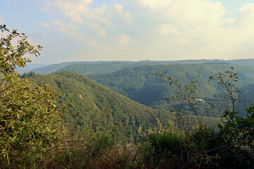 H&uuml;gelige Eifellandschaft beim Kurort Bad Bertrich in der Eifel im Landkreis Cochem-Zell. Aussicht vom Aussichtspunkt "Oase der Ruhe" auf dem Wanderweg Wasserfall-Erlebnisroute.