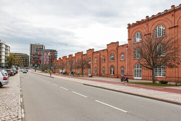 Obraz premium Paisagem serena vista do Cais da Fonte Nova, em Aveiro, com seus canais tranquilos, barcos coloridos e arquitetura típica, refletindo a beleza única e o charme pitoresco da cidade portuguesa