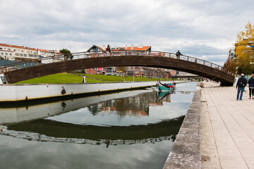 Paisagem serena vista do Cais da Fonte Nova, em Aveiro, com seus canais tranquilos, barcos coloridos e arquitetura típica, refletindo a beleza única e o charme pitoresco da cidade portuguesa