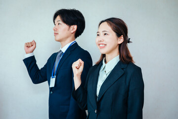 ガッツポーズするスーツを着た男女
Men and women in suits doing fist pumps