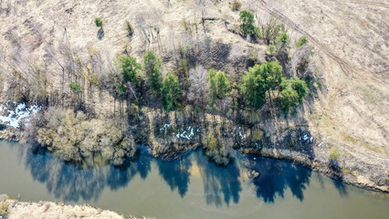 Полет на дроне вид на зимнюю реку с птичьего полета красивая природа лес после зимы