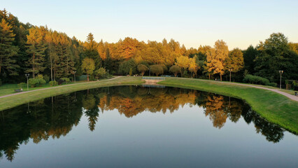 Красивый вид на небольшое озеро с птичьего полета летнее озеро полет на дроне вечерний закат