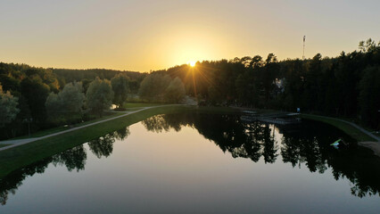 Красивый вид на небольшое озеро с птичьего полета летнее озеро полет на дроне вечерний закат