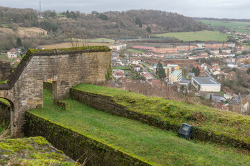 remparts de la citadelle de Montmédy dans la Meuse un jour de pluie en hiver