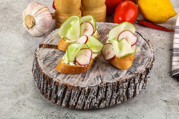 Bruschetta with soft cheese and cucumber