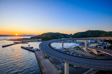 初秋の牛深ハイヤ大橋から見た朝日　熊本県天草市　The sunrise seen from Ushibuka Haiya Ohashi Bridge in early autumn.Kumamoto Pref, Amakusa City. © M・H