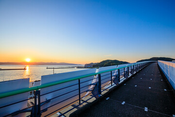 Fototapeta premium 初秋の牛深ハイヤ大橋から見た朝日 熊本県天草市 The sunrise seen from Ushibuka Haiya Ohashi Bridge in early autumn.Kumamoto Pref, Amakusa City.