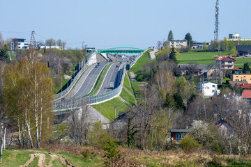  autostrada biegnąca  przez zabudowane domami tereny podmiejskie © piotr
